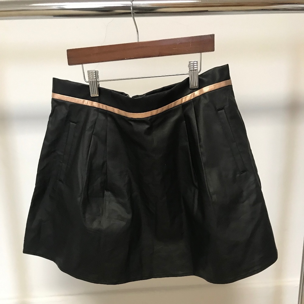 NWT BCBG Black skirt with Pockets